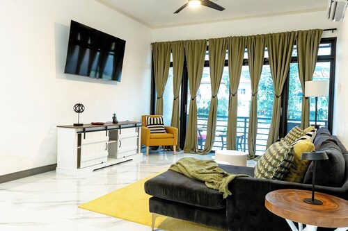 Summer Escape-2br Apt-pool-7 Min Airport-pool