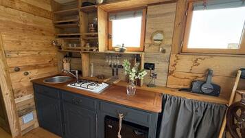Fridge, stovetop