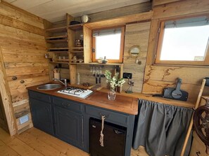 Private kitchen - Unusual: A Tiny Hut in the Marais Region of Normandy (Liesville-sur-Douve)