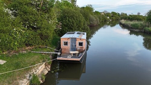 Unusual: A Tiny Hut in the Marais Region of Normandy