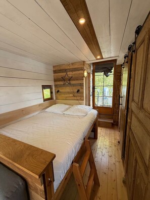 Room - Unusual: A Tiny Hut in the Marais Region of Normandy (Liesville-sur-Douve)