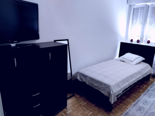 2 bedrooms, iron/ironing board, Internet, bed sheets