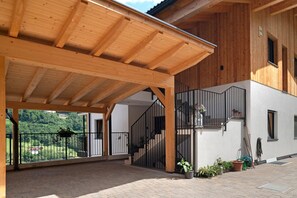 A covered outdoor area with a wooden structure, a staircase, and potted plants. - Apartment 'Barmen' with Mountain View, Balcony and Wi-Fi (Barbian)