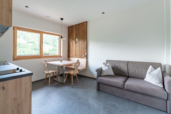 Living area - Apartment 'Barmen' with Mountain View, Balcony and Wi-Fi (Barbian)