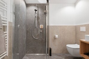 Shower, hair dryer, towels - Apartment 'Trostburg' with Mountain View and Wi-Fi (Barbian)