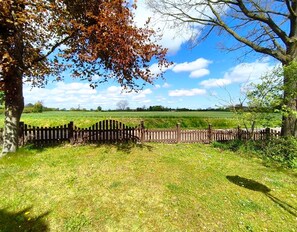 Property grounds - Cozy vacation home in a quiet location, 3 km from the Schlei, beaches 20 minutes away (Boren)