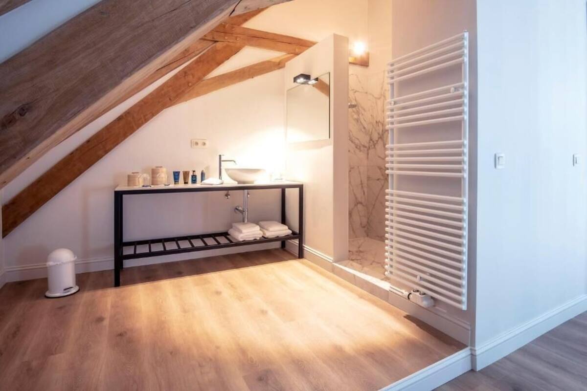Deluxe-sviitti, 1 suuri parisänky ja vuodesohva, kaupunkinäköala | Kylpyhuone | Suihku, hiustenkuivaaja, pyyhkeet, saippua