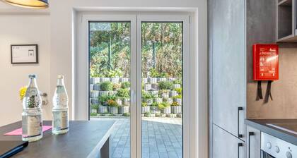 Modern, Quiet Studio Oasis – Terrace, Green Views & KONUS Card Included