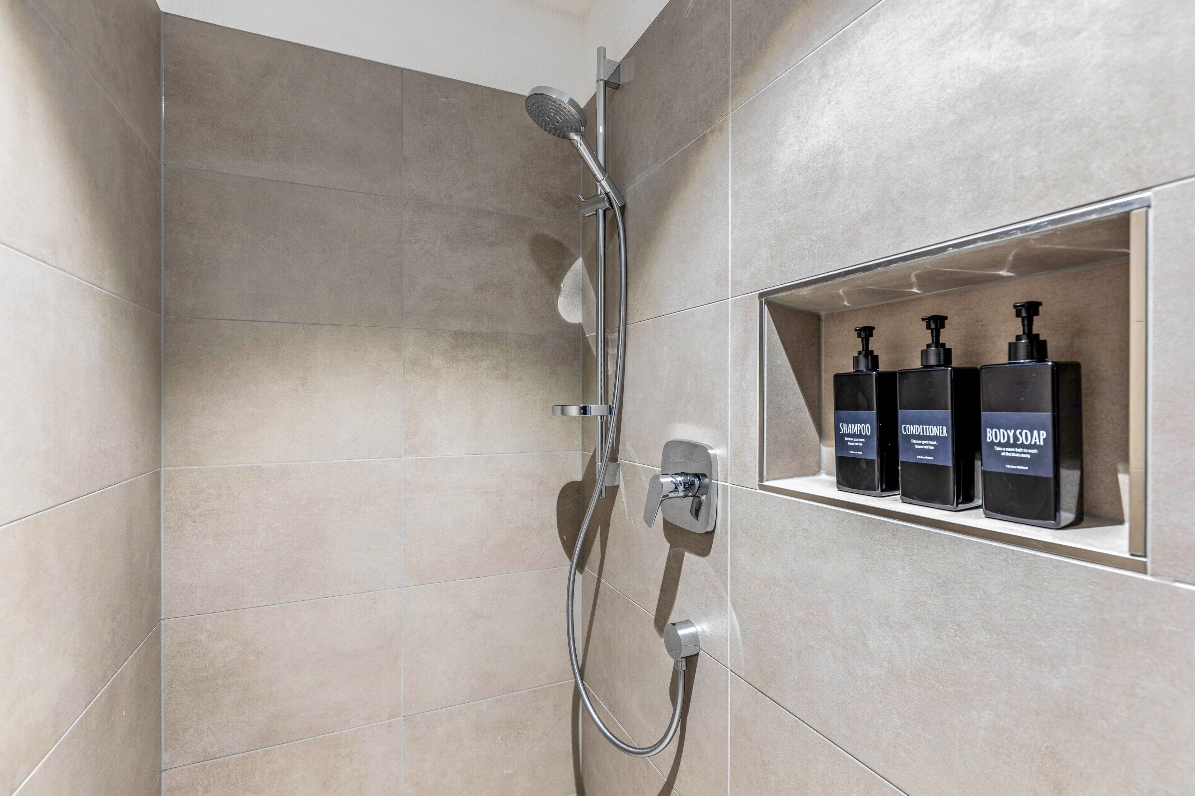 Dusche, Haartrockner, Handtücher