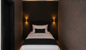 Espacio para trabajar con laptop y cortinas blackout 