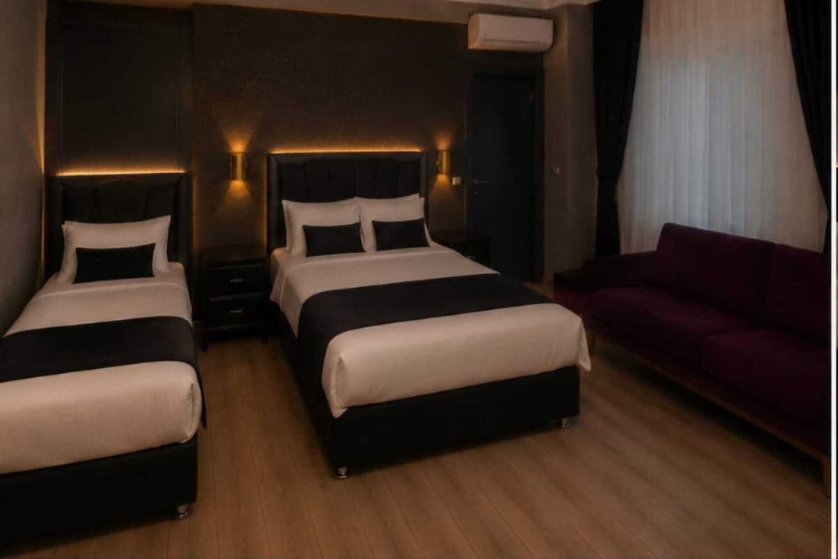 Espacio para trabajar con laptop y cortinas blackout 