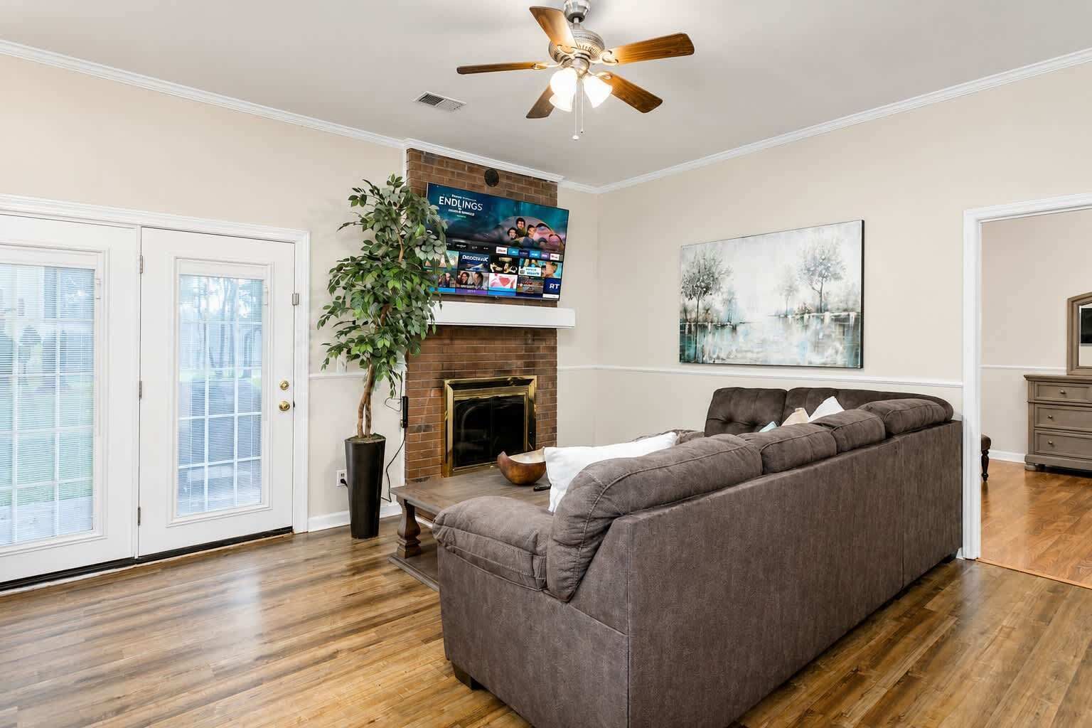 Charming Home With A Huge Fenced Yard - Burlington