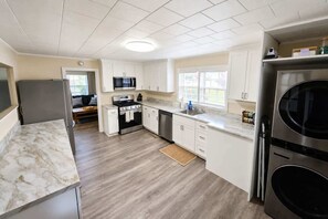 Coffee/tea maker, fridge, microwave, oven