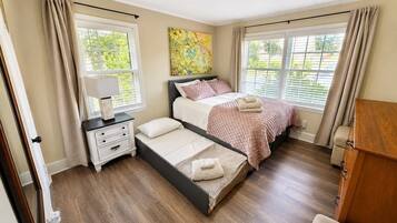3 bedrooms, iron/ironing board, WiFi, bed sheets