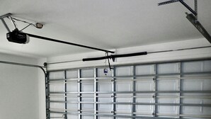Ett garage med ett betonggolv och en garagedörr av metall.