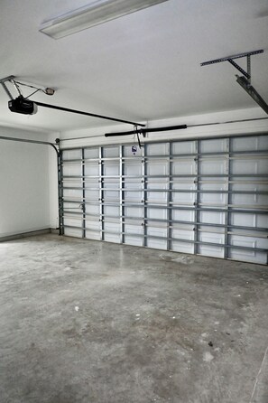 Eine Garage mit Betonboden und einer Metall-Garagentür.