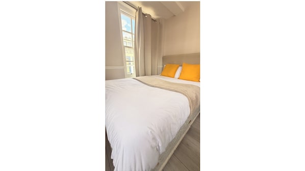 WiFi, bed sheets - Spacious 3-bedroom apartment in perfect Park West, London (London)