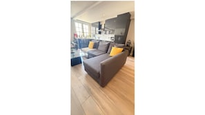 Living area - Spacious 3-bedroom apartment in perfect Park West, London (London)