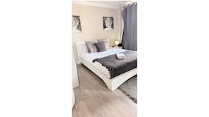 WiFi, bed sheets - Spacious 3-bedroom apartment in perfect Park West, London (London)