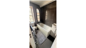 Shower, hair dryer, towels, soap - Spacious 3-bedroom apartment in perfect Park West, London (London)
