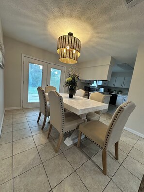 Dining - Beautiful 3-bedroom home just minutes from the white sands of Panama City Beach. (Panama City)