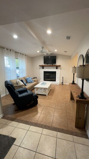 Smart TV - Beautiful 3-bedroom home just minutes from the white sands of Panama City Beach. (Panama City)