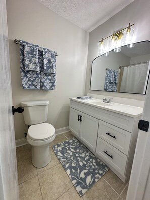 Towels, soap, toilet paper - Beautiful 3-bedroom home just minutes from the white sands of Panama City Beach. (Panama City)