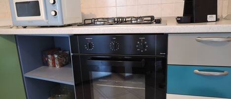 Coffee/tea maker, fridge, microwave, oven