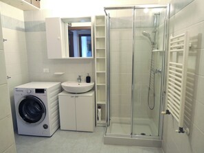 Bruser, hårtørrer, bidet, håndklæder