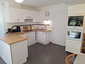 Coffee/tea maker, fridge, oven, stovetop - Quiet house near the ocean: 8 adults + 2 children (Baden)