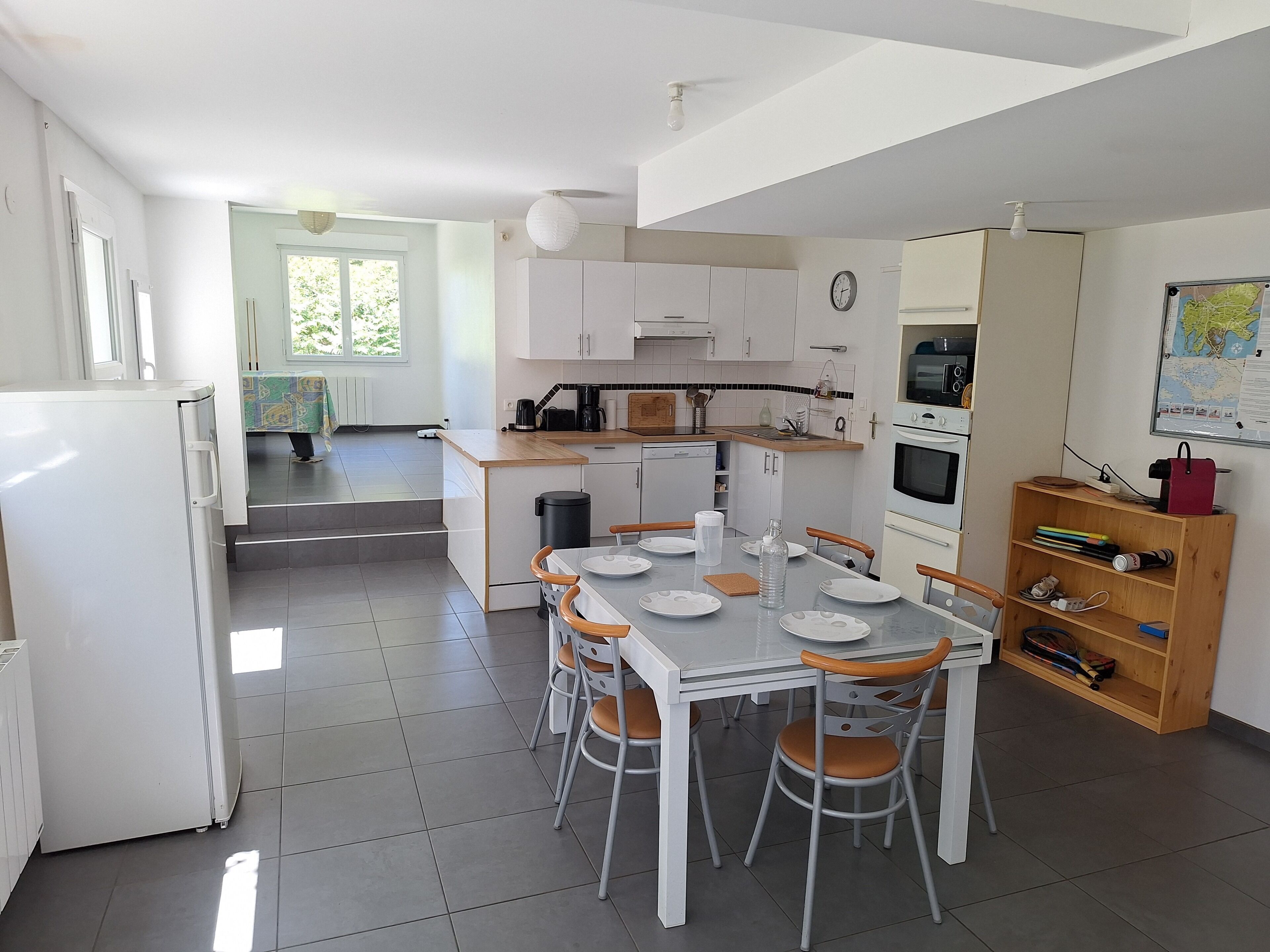 Coffee/tea maker, fridge, oven, stovetop