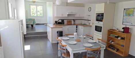 Kahvin-/teenkeitin, jääkaappi, uuni, liesi