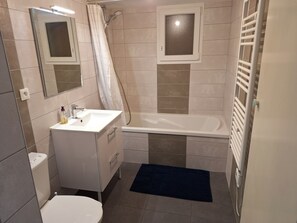 Douche, sèche-cheveux, serviettes fournies, savon