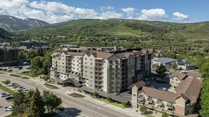 A multi-story hotel with a central courtyard, surrounded by a mountainous landscape. - Experience the Ultimate Family Getaway at Sheraton Mountain Vista's 2-Bd Lockoff (Avon)