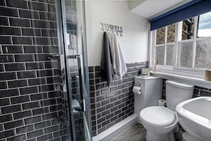 Shower, towels - Market Place Apartment Sleeps 4 With Parking (Richmond)
