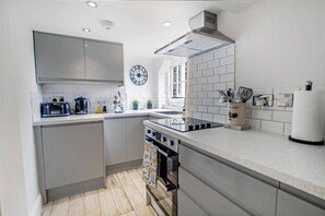 Fridge, microwave, oven, stovetop - Market Place Apartment Sleeps 4 With Parking (Richmond)