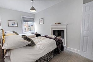 2 bedrooms, free WiFi, bed sheets - Market Place Apartment Sleeps 4 With Parking (Richmond)