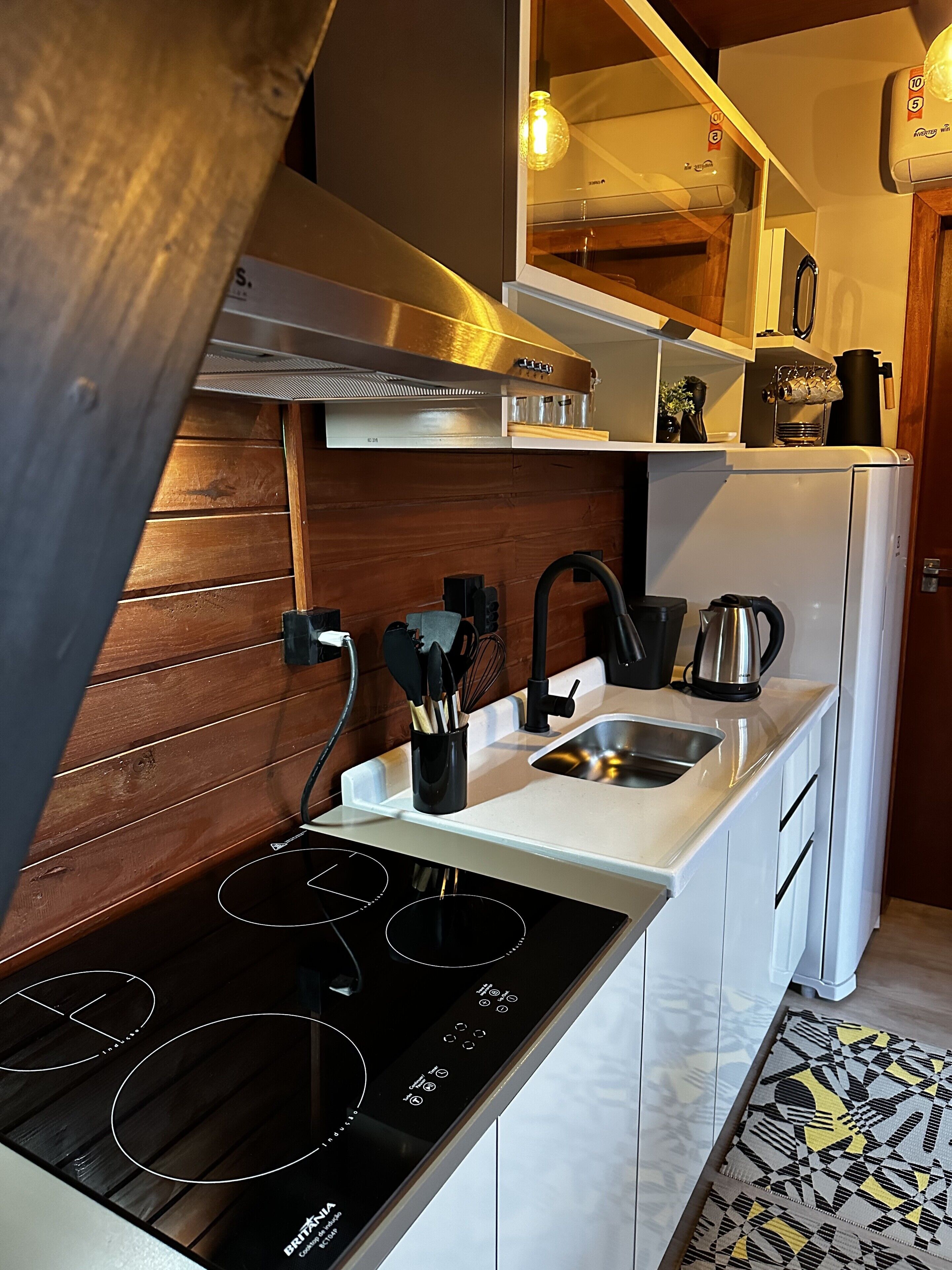Cabana, varanda | Cozinha privada | Micro-ondas, talheres/pratos/utensílios de cozinha
