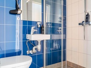 Single Room, Mountain View | Bathroom - Lofoten Bed & Breakfast (Nordland)