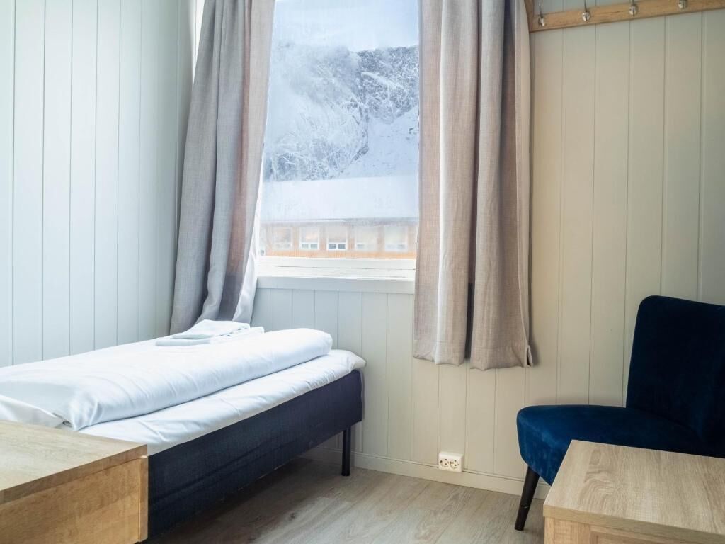 Single Room, Mountain View