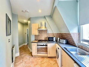 Fridge, oven, stovetop, electric kettle - Apartment at Albert House, Kennington (London)
