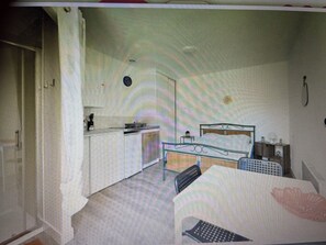 1 bedroom, iron/ironing board, WiFi, bed sheets - Studio No. 1 (Batz-sur-Mer)