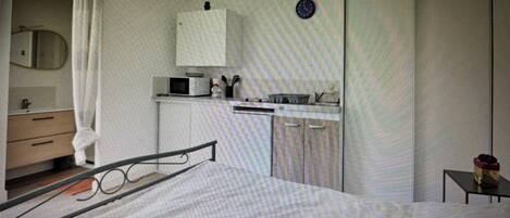 1 habitación, tabla de planchar con plancha, wifi y ropa de cama