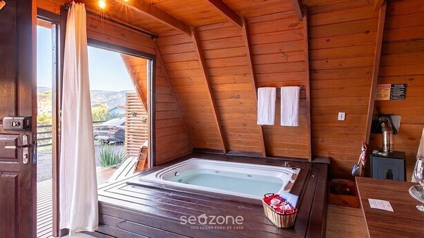 A wooden cabin with a hot tub, a wooden ceiling, and a view of the outdoors. - House w/ Jacuzzi & Mountain View Rcn0000 (Urubici)
