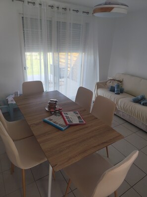 Dining - Holiday Home "Un Air De Tendresse" with Private Terrace, Garden & Wi-Fi (Villefranche-de-Lonchat)