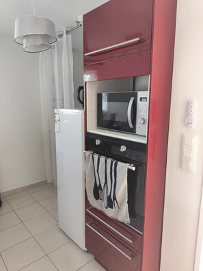 Private kitchen - Holiday Home "Un Air De Tendresse" with Private Terrace, Garden & Wi-Fi (Villefranche-de-Lonchat)