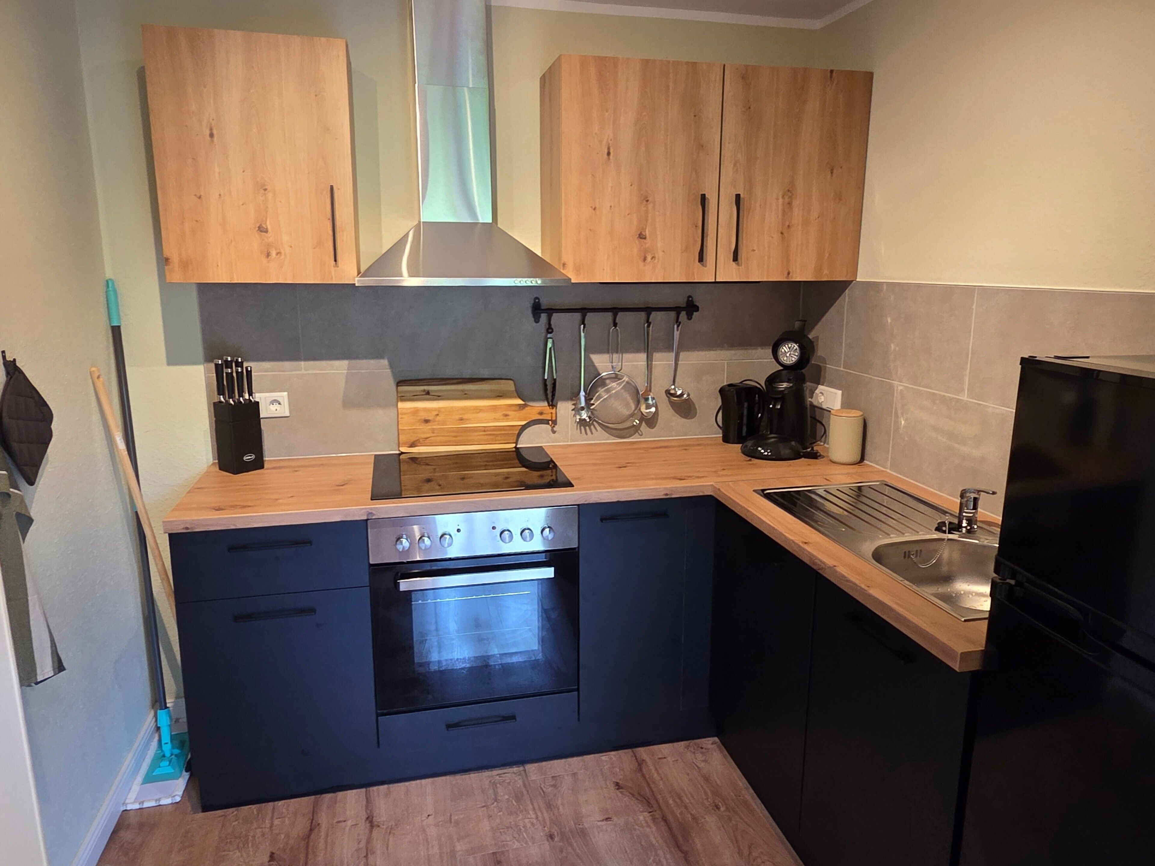Coffee/tea maker, fridge, oven, stovetop