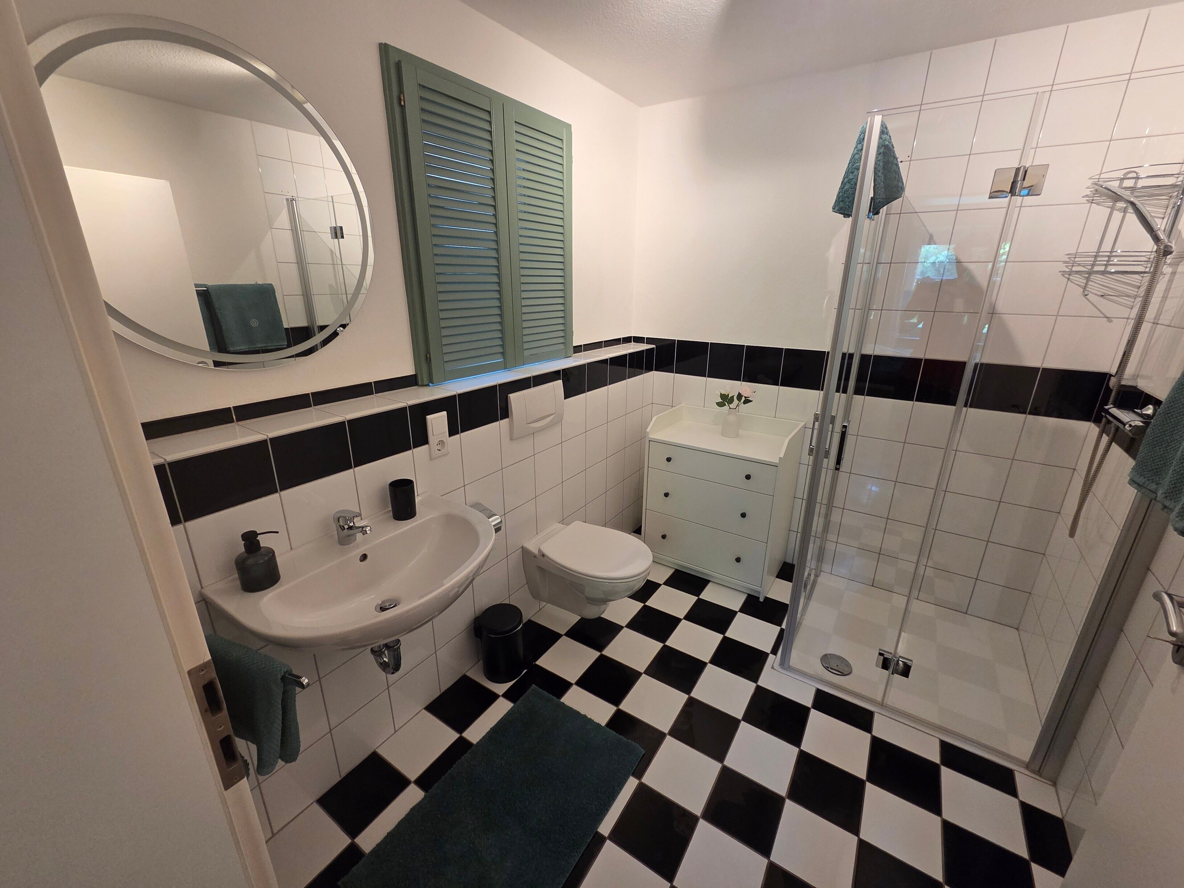 Dusche, Haartrockner, Handtücher