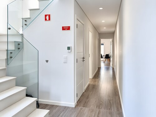 Spacious 4-Bedroom Villa in Fernão Ferro with Private Terrace, Wi-Fi & Air Conditioning