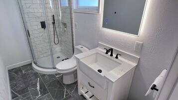 Douche, sèche-cheveux, bidet, serviettes fournies